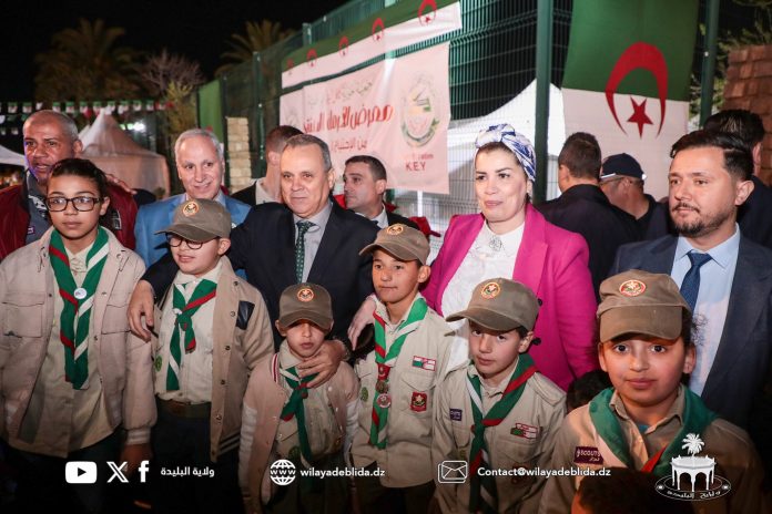 Kafil El Yatim volunteers distributing school supplies to orphans in Algeria